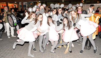 Una de las charangas participantes ayer en el desfile de carnaval. 