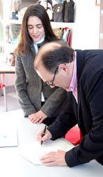 Pedro Casares y Marta MartÃ­n durante la firma del convenio.