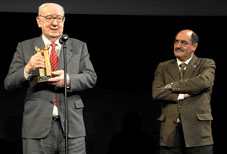 El homenajeado director de cine homenajeado en esta ediciÃ³n se dirige al pÃºblico tras recibir el Roel de Honor, ante la presencia del alcalde de la villa, Crescencio MartÃ­n Pascual