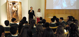 El director de museo y la concejala de Turismo se dirigen a los escolares, ayer.