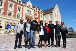 El equipo posa delante del Balneario, entre ellos Bonilla, Resines y Molero.