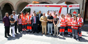 Miembros del Consistorio olmedano y de Cruz Roja, junto al alcalde de Olmedo (centro), ante la nueva UVI MÃ³vil